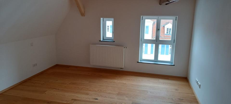 Dachgeschoßwohnung Oettingen in Bayern - 3 Zimmer, 92 m&sup2;, 1.200&euro; | Angebot:24875620