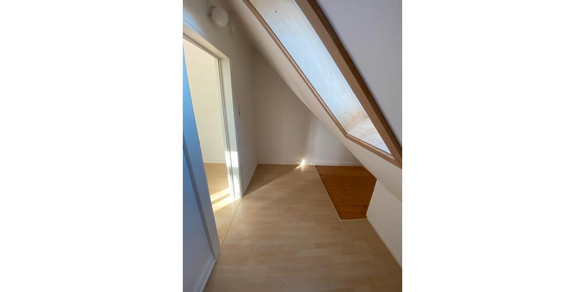 Dachgeschoßwohnung Bad Pyrmont - 3.5 Zimmer, 61 m&sup2;, 600&euro; | Angebot:25175461