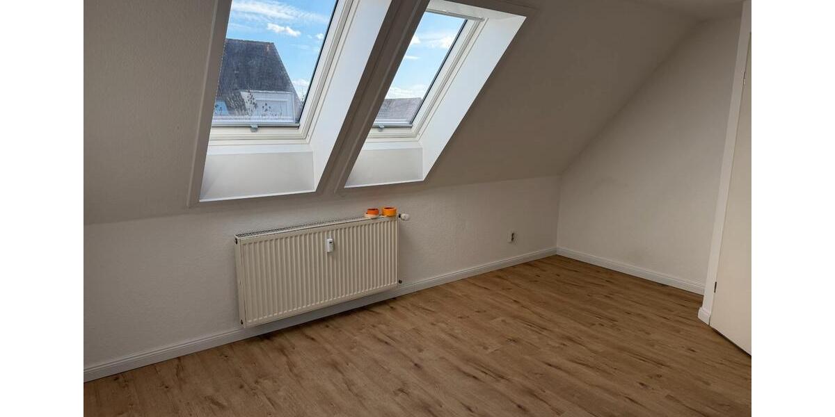 Dachgeschoßwohnung Neubrandenburg Datzeberg - 1 Zimmer, 37 m&sup2;, 325&euro; | Angebot:26041075