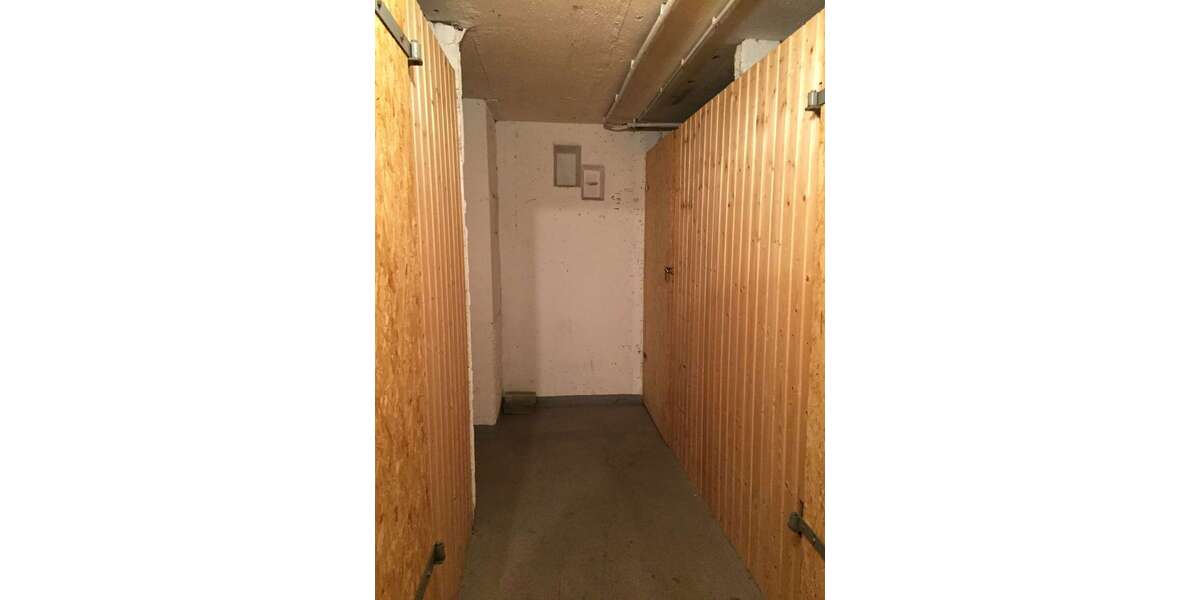 NEU -frisch renoviert. Gut geschnittene 4 Zimmer mit Balkon und Einbauküche! 4 zimmer