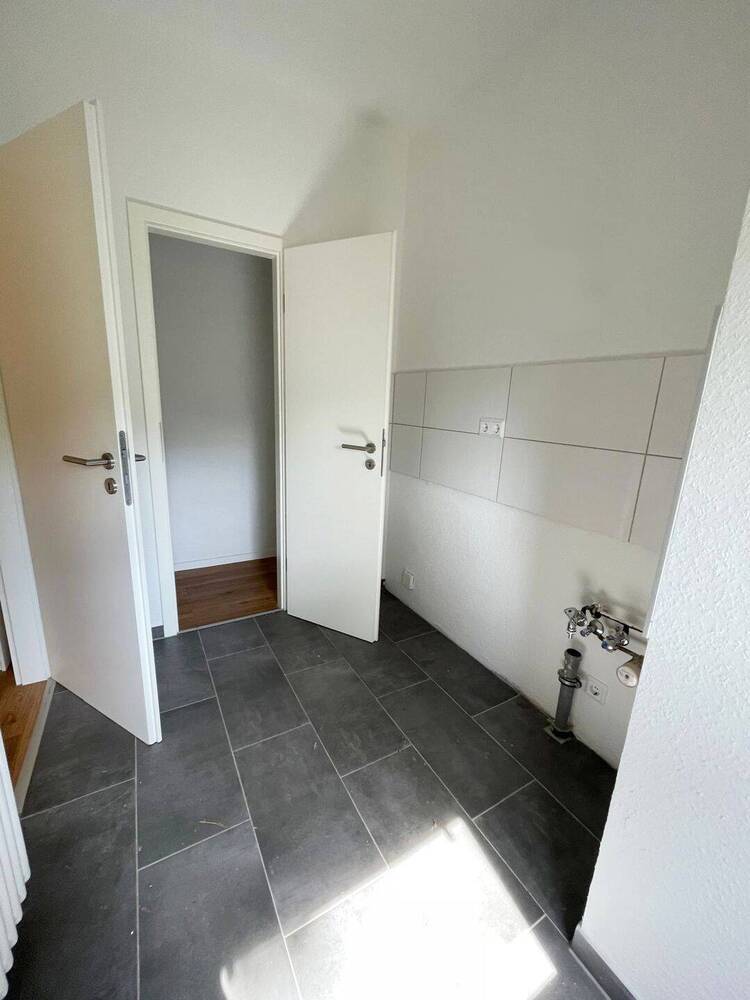 Moderne 2-Zimmer-Wohnung mit Terrasse und Blick ins Grüne, Wannenbad, separate Küche, Abstellraum