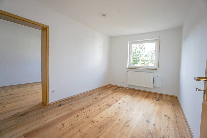 IDEAL FÜR FAMILIEN: Renovierte 4-Zi-Whg. mit Tageslichtbad, Gäste-WC , Balkon, Parkett uvm.