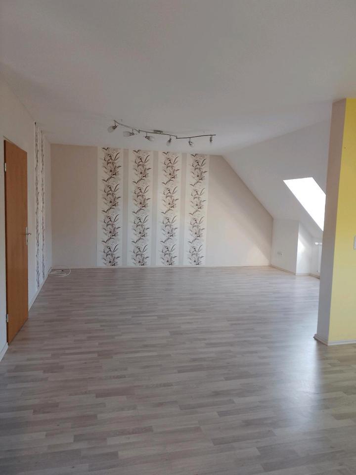ich biete schöne 3 Zimmer Dachgeschoß Wohnung an
