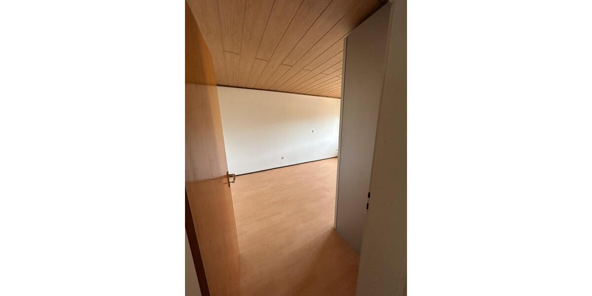 Dachgeschoßwohnung Mitteleschenbach - 3 Zimmer, 85 m&sup2;, 600&euro; | Angebot:26700379