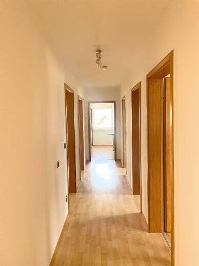 Helle 4-Zimmer-Wohnung im DG mit Balkon, EBK und Kellerraum
