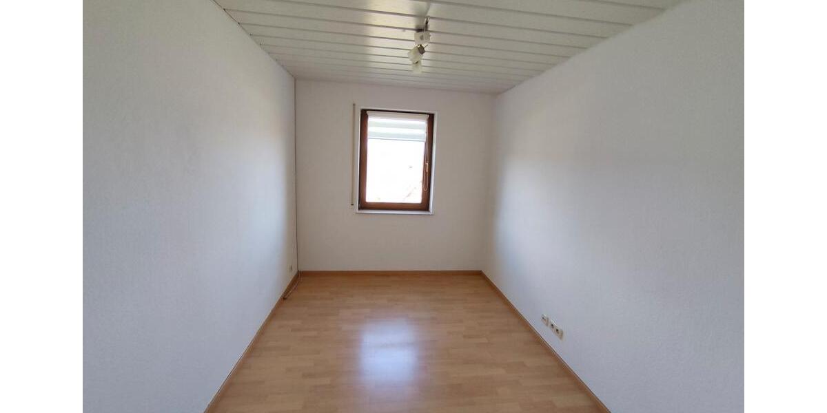 Dachgeschoßwohnung Neuenbürg - 3.5 Zimmer, 85 m&sup2;, 1.230&euro; | Angebot:26050720