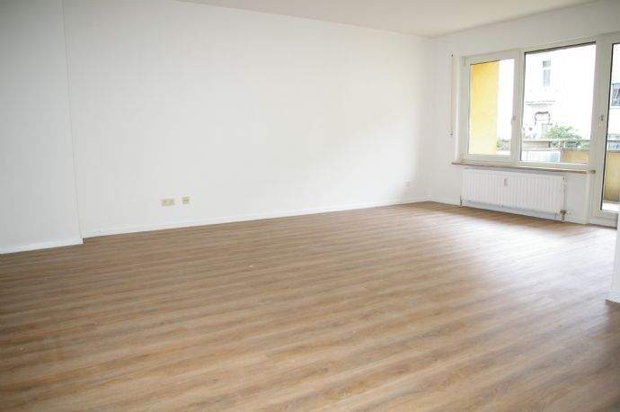 RENOVIERT! Helle 2 Zimmer Wohnung mit EBK und Balkon in NürnbergNibelungen