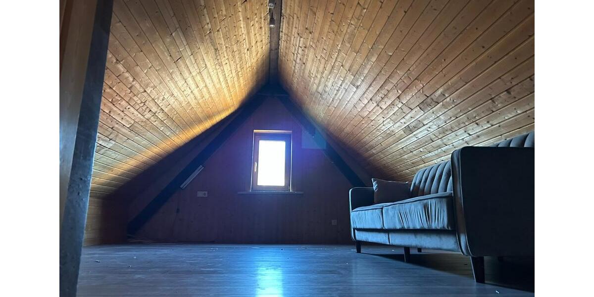 Dachgeschoßwohnung Markgröningen - 3 Zimmer, 100 m&sup2;, 1.100&euro; | Angebot:24513320