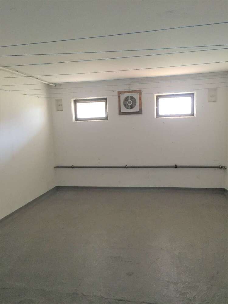 Für den gehobenen Anspruch -frisch renoviert. Gut geschnittene 4 Zimmer mit Balkon und Einbauküche!