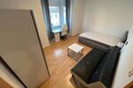 Sehr großes Zimmer mit großem Bett und Schrank