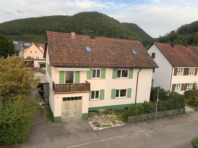 Frisch renovierte 2-Zimmer-Hochparterre-Wohnung mit Terrasse
