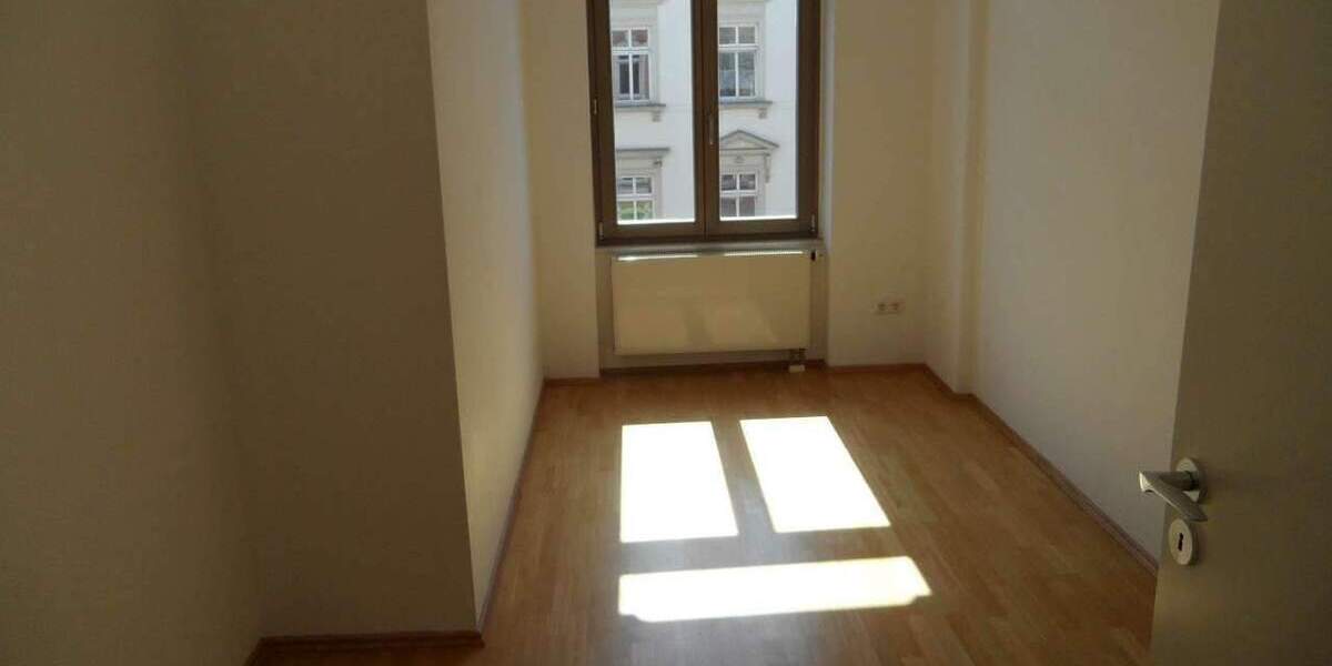 auch WG geeignet !!! Toll sanierte Wohnung, zentrumsnah, Balkon, Parkett, Vorratsraum 2 zimmer