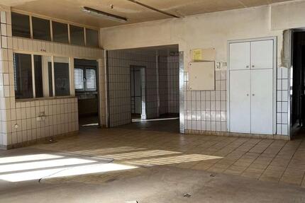 Lagerfläche Gewerbefläche in zentraler und frequentierter Lage mit großem Tor zimmer