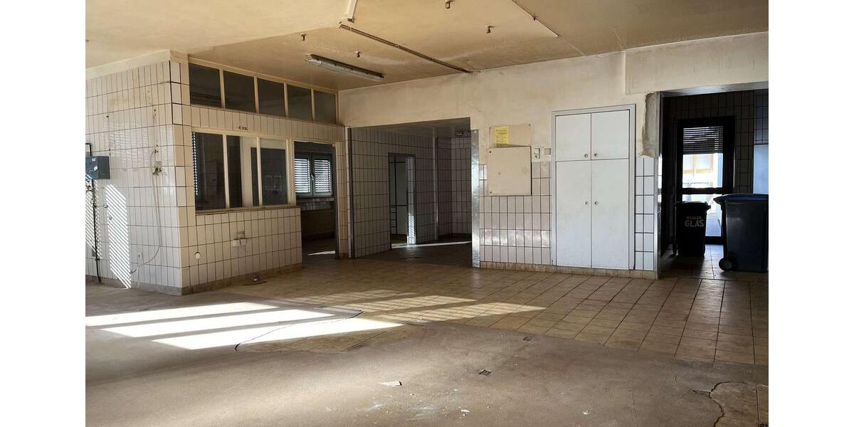 Lagerfläche Gewerbefläche in zentraler und frequentierter Lage mit großem Tor zimmer