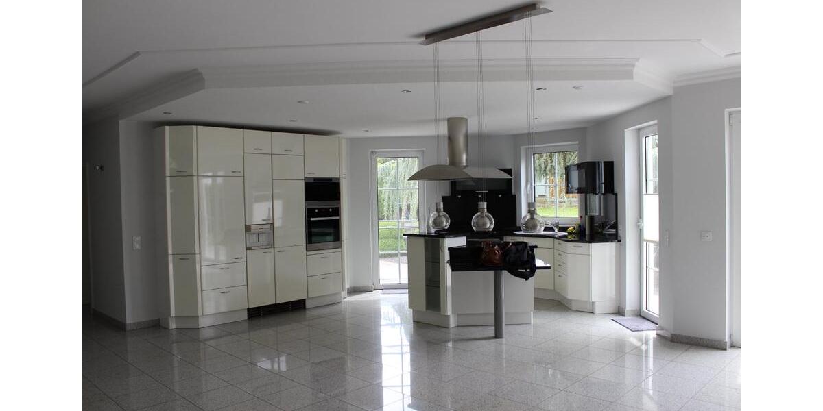 Hauptwohnung in Zweifamilienhaus mit großzügiger Anlage 7 zimmer