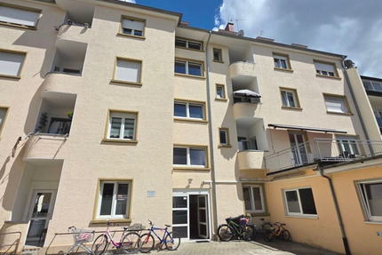 große Wohnung im 3.OG, voll möbliert.