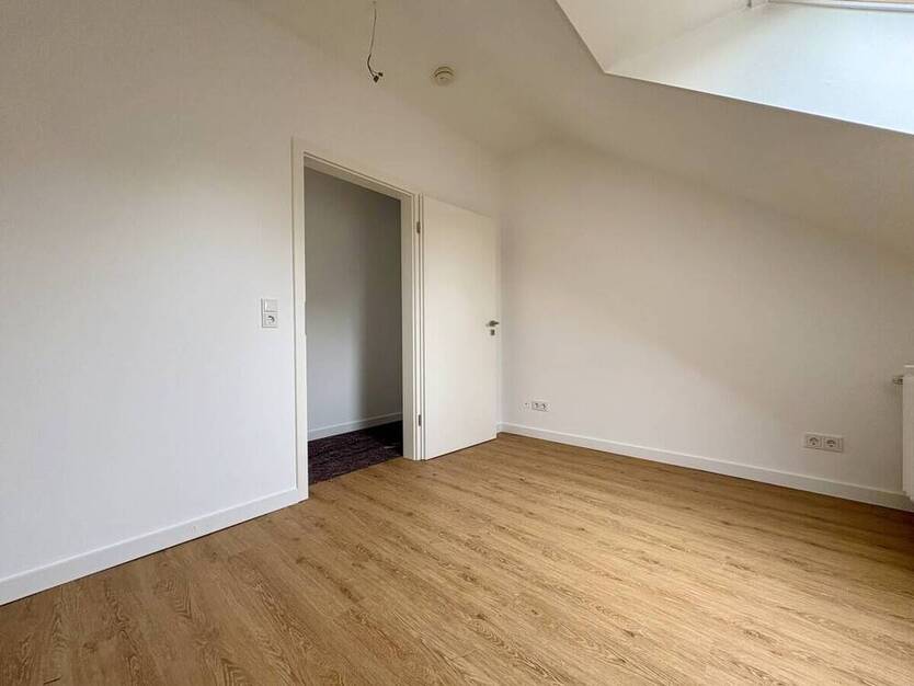 Umfassend sanierte 3-Zimmer-Wohnung mit Balkon in Düsseldorf-Niederkassel