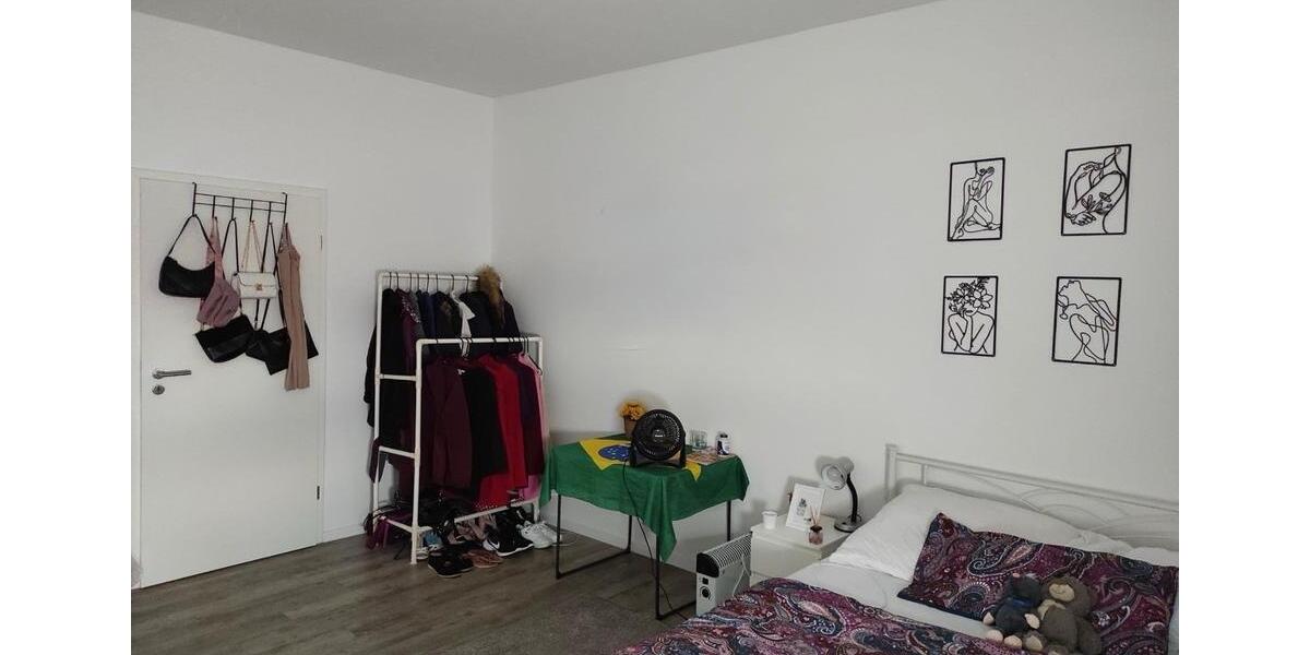 Großes unmöbliertes WG Zimmer in Erlangen 1 zimmer