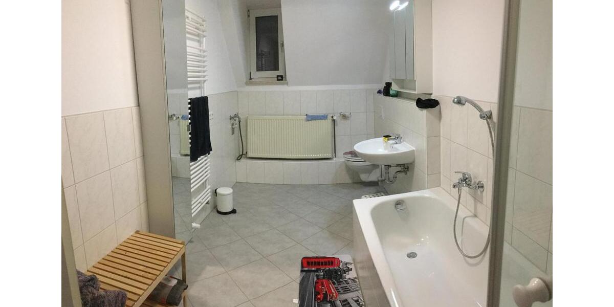 Dachgeschoßwohnung Ellefeld - 5 Zimmer, 93 m&sup2;, 400&euro; | Angebot:25302933