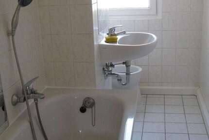 Wohnung zum Mieten in Halle 204,23 € 30.85 m² 1 zimmer