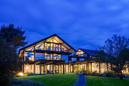 Besonderes voll möbliertes Architektenhaus aus Holz & Glas 4 zimmer