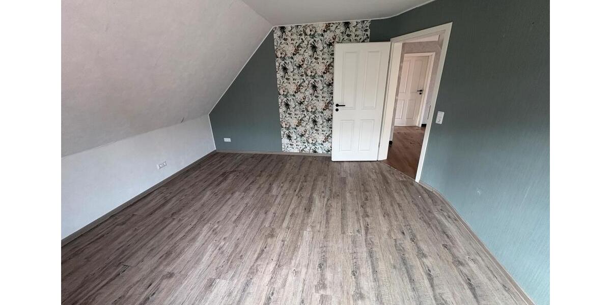 Dachgeschoßwohnung Hage - 3 Zimmer, 80 m&sup2;, 1.100&euro; | Angebot:25161225