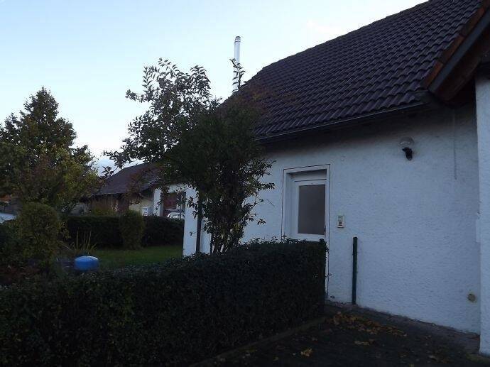 Gut geschnittenes 2 Zimmer-Apartment mit Einbauküche und Wannenbad, in ruhiger Lage von Wiesenbronn. Nur 10 Min. nach Kitzingen... 2 zimmer