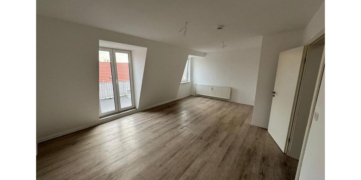 Charmante Dachgeschosswohnung, EBK, großer Balkon, ruhige Lage 1 zimmer