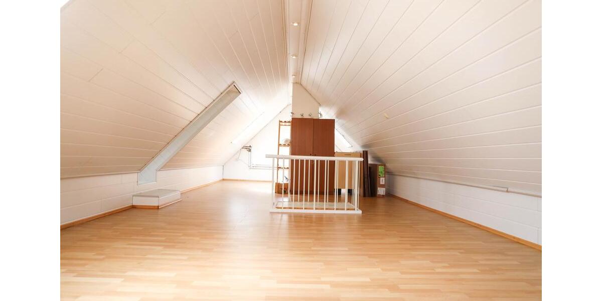 Dachgeschoßwohnung Amberg - 3 Zimmer, 138 m&sup2;, 1.400&euro; | Angebot:24619177