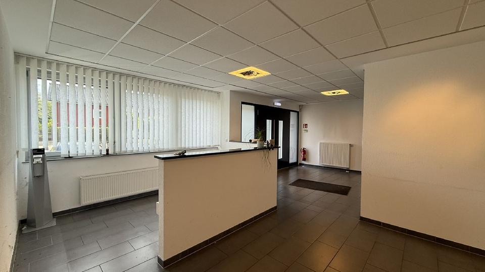*Provisionsfrei* ca. 700m² Bürogebäude und ca. 600m² Halle zimmer