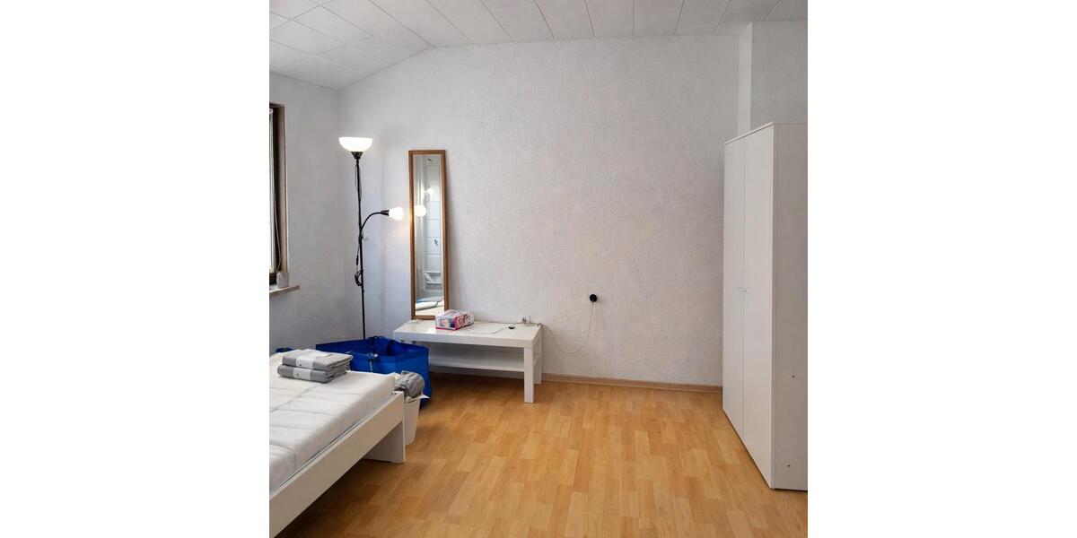 Teil möbliertes Zimmer mit eigener Dusche & WC zu vermieten 1 zimmer