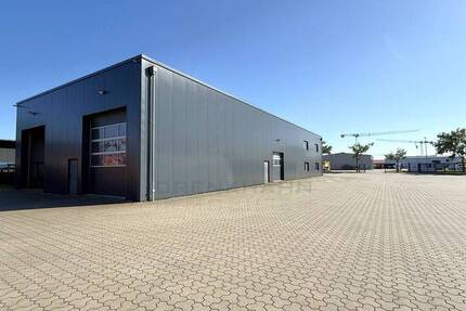360 m² Warmhalle mit 3 Sektionaltoren, Werkstattgrube, Waschplatz m. Ölabscheider u. Fußbodenheizung zimmer