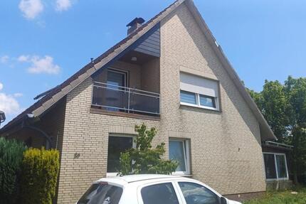 Haus mit zwei Wohneinheiten und großem Garten