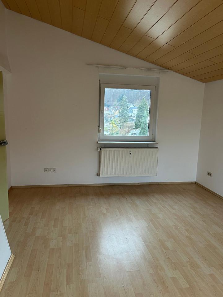 3 Zimmer DG-Wohnung mit EBK und Balkon
