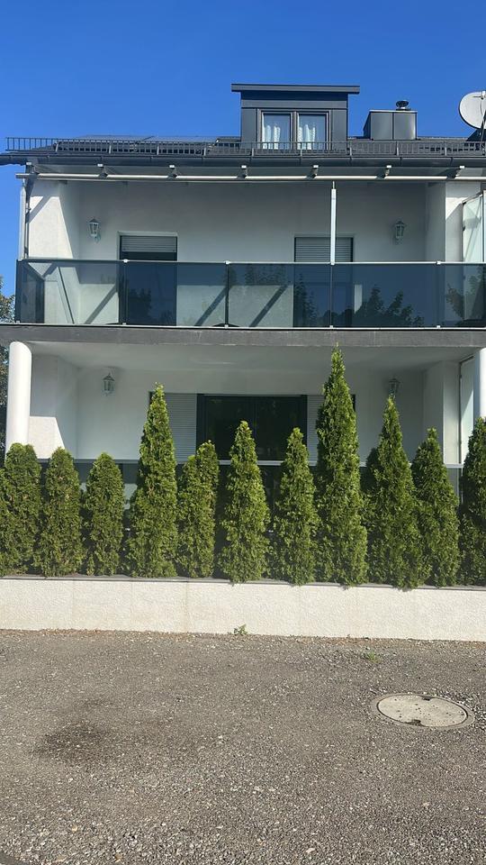 Schönes Zimmer in gepflegter WG Wohnung Frauen bevorzugt!
