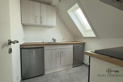 Modernisierte 2-Zimmer-Dachgeschosswohnung mit Einbauküche und Stellplatz in zentraler Lage von Kall 2 zimmer