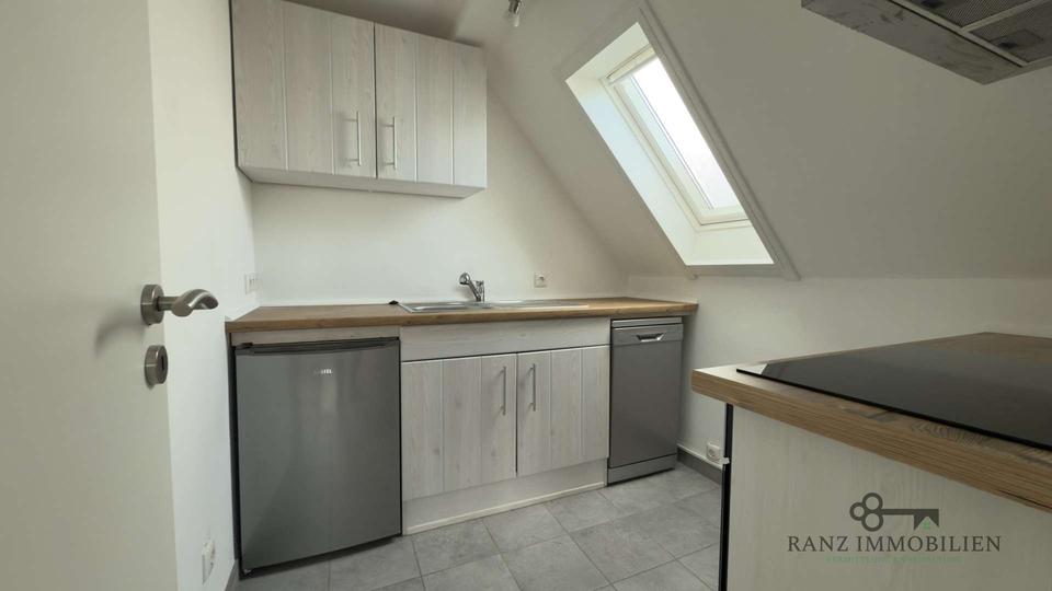 Modernisierte 2-Zimmer-Dachgeschosswohnung mit Einbauküche und Stellplatz in zentraler Lage von Kall 2 zimmer
