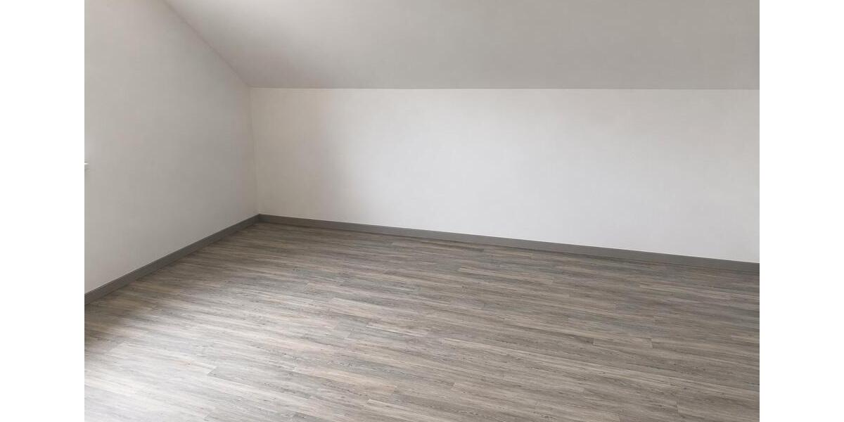Dachgeschoßwohnung Duisburg Hochheide - 3 Zimmer, 80 m&sup2;, 716&euro; | Angebot:26579701