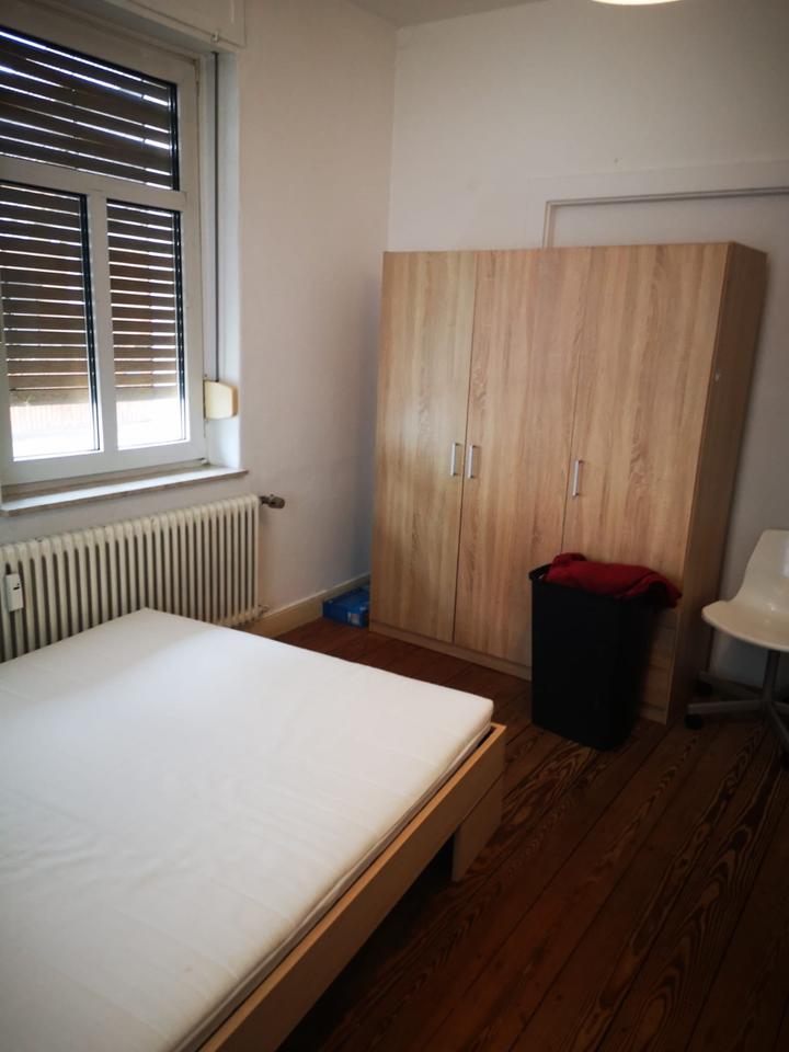 Sehr schönes großes und helles Zimmer für Studierende