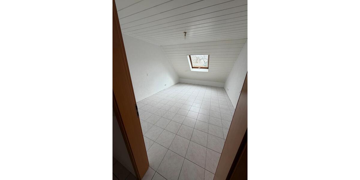 Dachgeschoßwohnung Rastatt - 4 Zimmer, 140 m&sup2;, 1.550&euro; | Angebot:26535960