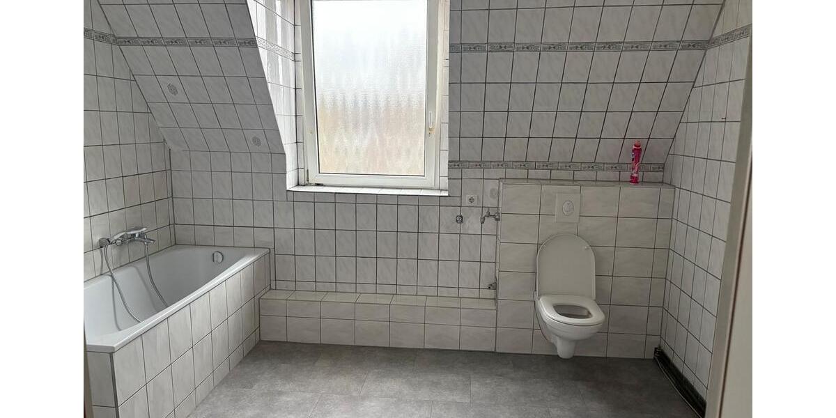 Dachgeschoßwohnung Duisburg Duisburg-Mitte - 3 Zimmer, 90 m&sup2;, 1.100&euro; | Angebot:24963310