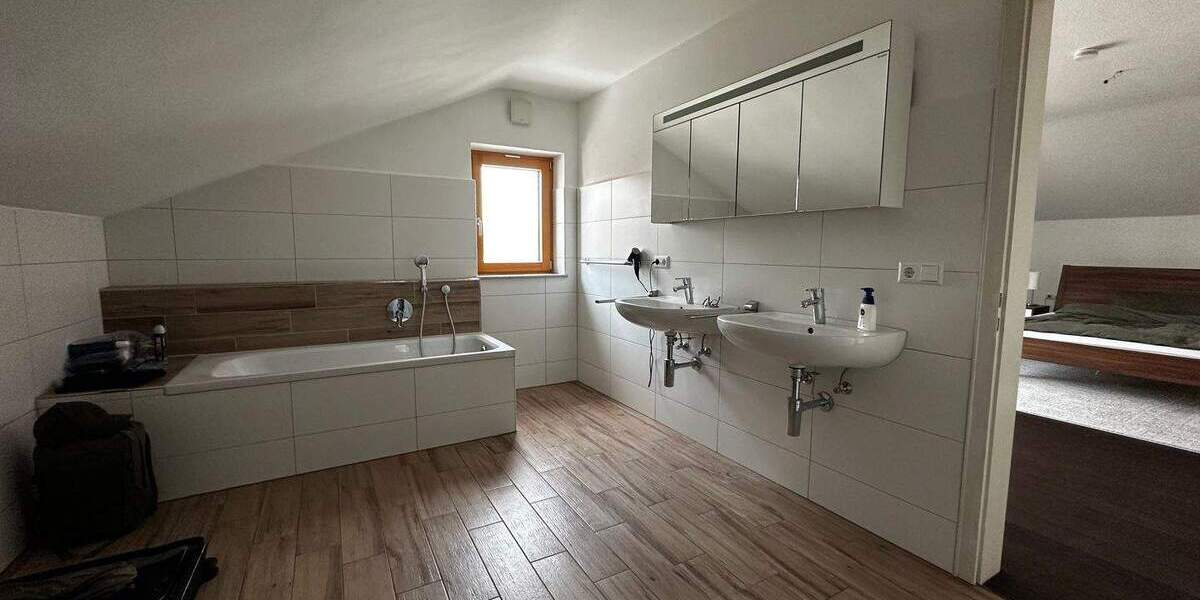 Einfamilienhaus Lautrach - 9 Zimmer, 250 m&sup2;, 2.100&euro; | Angebot:24820175