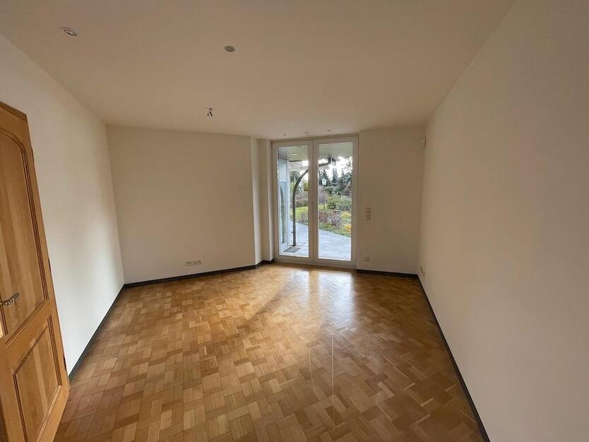 Freistehendes Architektenhaus mit traumhaftem Grundstück + Pool in der Nähe des Herzzentrums