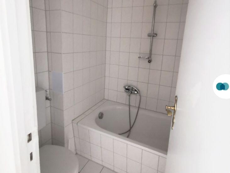 **Wohnen mit Ausblick: Renovierte und großräumige 2-Zi.-Whg. mit Balkon** zimmer