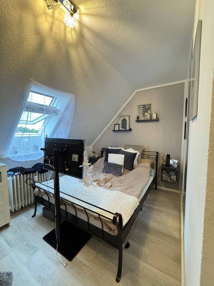 sehr gepflegte 2-Zimmer-Dachgeschoss-Wohnung