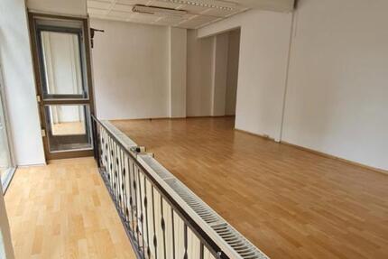 Laden mit großer Fensterfront in zentraler Lage zimmer