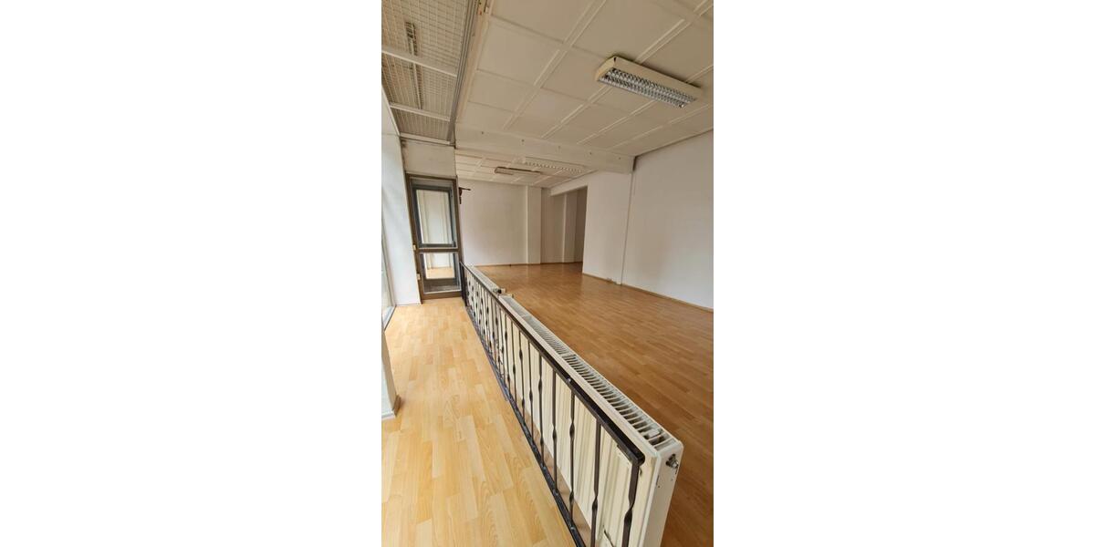 Laden mit großer Fensterfront in zentraler Lage zimmer