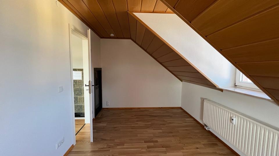 Dachgeschoßwohnung Hohenstein-Ernstthal Ernstthal - 4 Zimmer, 105 m&sup2;, 700&euro; | Angebot:24380399