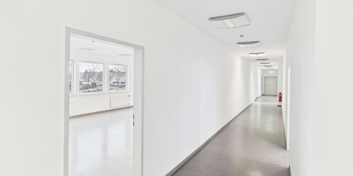 Moderne Büro- Schulungsfläche mit großen Räumen - Gewerbeobjekt Magdeburg Ottersleben | Angebot:25717450