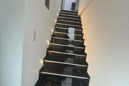 Elegante 4 Zimmer Wohnung mit eigenen Garten und Pool. 4 zimmer